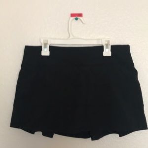 Black lulelemon skirt